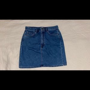 Short non-stretchy skirt